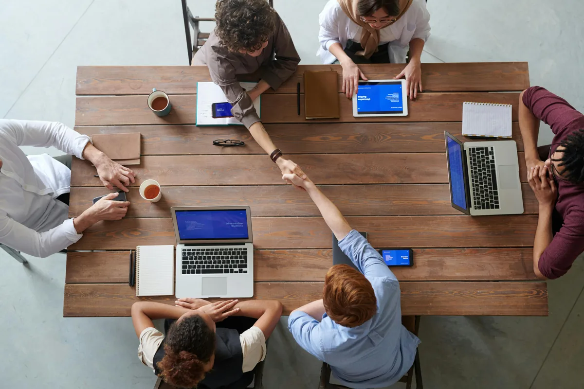 Equipo revisando definiciones tecnologicas y de implementacion