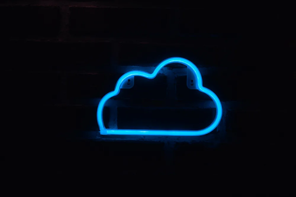 Visual abstracto asociado a nube publica y arquitectura cloud