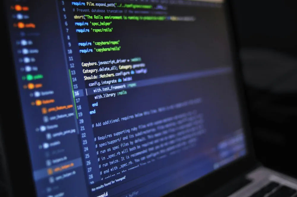 Pantalla con codigo y desarrollo de sistemas web
